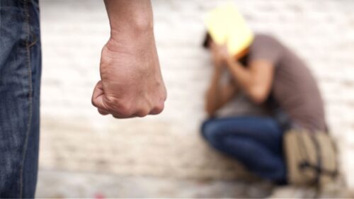 Νέος Κόσμος: Συγκλονίζουν οι κραυγές αγωνίας της γυναίκας που έπεσε θύμα ξυλοδαρμού από τον ειδικό φρουρό σύντροφό της